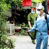 Nhân viên y tế phun thuốc diệt muỗi tại phường Trương Định, quận Hai Bà Trưng, Hà Nội. (Ảnh: Dương Ngọc/TTXVN)