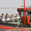 Ngư dân xã Gio Việt, huyện Gio Linh kiểm tra thiết bị phục vụ đánh bắt cá, chuẩn bị ra khơi bám biển. (Ảnh: Hồ Cầu/TTXVN)