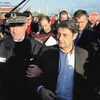 Cảnh sát hộ tống Bernard Glesser (phải), Giám đốc nhân sự nhà máy Goodyear ở Amiens, và quản đốc Michel Dheilly (áo kẻ) sau khi được giải cứu. (Nguồn: AFP)