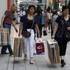 Du khách Trung Quốc mua sắm hàng điện tử tại Nhật Bản. (Nguồn: Reuters)