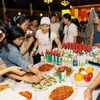 Người tiêu dùng Thành phố Hồ Chí Minh lựa chọn sản phẩm hàng Việt Nam. (Ảnh: Thanh Vũ/TTXVN)