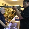 Người dân Mỹ chọn mua súng tại cửa hàng K&W ở Delray Beach, Florida. (Nguồn: AFP/TTXVN)