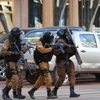 Lực lượng an ninh đang tiến hành rà soát trong khu vực xung quanh khách sạn Splendid và nhà hàng Cappuccino. (Nguồn: AFP/TTXVN)