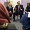 Thủ tướng Anh David Cameron nói chuyện với nhóm phụ nữ tham dự một lớp học tiếng Anh tại Trung tâm Phụ nữ Shantona ở Leeds. (Nguồn: Getty)