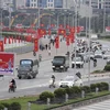 Đại lộ Thăng Long tràn ngập cờ hoa, biểu ngữ, pano. (Ảnh: Quỳnh Trang/TTXVN) 