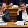 Bộ trưởng Kinh tế và Bộ trưởng Tài chính Hy Lạp thảo luận trước phiên họp Quốc hội ở Athens. (Nguồn: AFP/TTXVN)