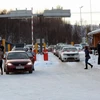 Hàng xe xếp dài tại cửa khẩu Borisoglebsk-Storskog để vào Nga. (Nguồn: barentsobserver.com)