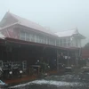 Tuyết rơi phủ trắng mái nhà của người dân huyện Vân Hồ, tỉnh Sơn La. (Ảnh: Lê Hữu Quyết/TTXVN)