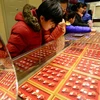 Người dân chọn mua vàng trang sức tại Tế Nam, thủ phủ tỉnh Sơn Đông, Trung Quốc. (Nguồn: THX/TTXVN)