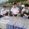 Cảnh sát biển Việt Nam thu giữ thuốc lá lậu. (Ảnh: Lê Huy Hải/TTXVN)