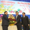 Ông Chieng Om, Tỉnh trưởng tỉnh Svay Rieng chúc Tết lãnh đạo tỉnh Long An. (Ảnh: Thanh Bình/TTXVN)