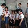 Ông Nguyễn Trác Toàn tặng quà các cháu học sinh Việt kiều ở Kampong Speu. (Ảnh: Xuân Khu/Vietnam+)