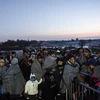 Người di cư và tị nạn đợi để vào trại tị nạn sau khi vượt qua biên giới Macedonia tới Serbia. (Nguồn: AFP/TTXVN)