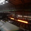 Luyện thép tại nhà máy thép ở Tangshan, tỉnh Hà Bắc, Trung Quốc. (Nguồn: AFP/TTXVN)