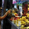 Tại cửa hàng bán đồ trang sức vàng ở Hong Kong (Trung Quốc). (Nguồn: AFP/TTXVN)