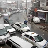 Giao thông ùn tắc nghiêm trọng tại thị trấn Sa Pa do du khách đổ về xem băng tuyết. (Ảnh: Thế Duyệt/TTXVN)