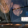 Ông Nicolas Sarkozy (phía sau) đến phiên tòa. (Nguồn: AFP/TTXVN)