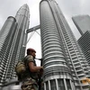 Binh lính Malaysia tuần tra phía trước tòa tháp đôi Petronas. (Nguồn: Reuters)