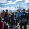 Người tị nạn vượt qua khu vực biên giới giữa Hy Lạp và Macedonia, gần thị trấn Gevgelija (Macedonia). (Nguồn: AFP/TTXVN)
