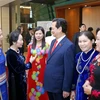 Thủ tướng Nguyễn Tấn Dũng cùng Phó Chủ tịch nước Nguyễn Thị Doan và các nữ đại biểu Quốc hội. (Ảnh: Nhan Sáng/TTXVN)