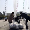 Các thành viên một nhóm hoạt động dân sự Hàn Quốc chuẩn bị các kinh khí cầu mang theo truyền đơn chống Triều Tiên. (Nguồn: AP)