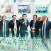 Chủ tịch nước Trương Tấn Sang xem mô hình phát triển dự án Khu công nghiệp VSIP ở huyện Thủy Nguyên, Hải Phòng. (Ảnh: Lâm Khánh/TTXVN)
