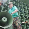 Binh sỹ Hàn Quốc lắp loa sử dụng cho chương trình phát thanh chống Triều Tiên gần khu vực biên giới hai miền. (Nguồn: Kyodo/TTXVN)