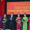 Bí thư Thành ủy Hoàng Trung Hải tặng hoa Hội Liên hiệp phụ nữ Hà Nội. (Ảnh: Nguyễn Văn Cảnh/TTXVN)