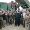 Nhà lãnh đạo Triều Tiên Kim Jong-Un thị sát cuộc bắn thử từ bệ phóng rocket đa nòng mới. (Nguồn: YONHAP/TTXVN)