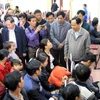 Bí thư Tỉnh ủy Thanh Hóa Trịnh Văn Chiến (ngoài cùng bên phải) đối thoại với bà con ngư dân. (Ảnh: TTXVN)