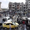 Hiện trường một vụ đánh bom kép ở Al-Zahraa, thành phố Homs, Syria. (Nguồn: AFP/TTXVN)