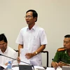 Chủ tịch UBND huyện Thới Bình Trần Văn Dũng báo cáo tình trạng cho vay tín dụng đen tại địa phương. (Ảnh: Huỳnh Thế Anh/TTXVN)