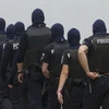 Cảnh sát đặc nhiệm Đức trong một chiến dịch vây bắt ở thủ đô Berlin. (Nguồn: Reuters/TTXVN)