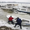 Người dân cố gắng cứu chiếc tàu bị hỏng do băng nổi trên sông Danube ở Belgrade. (Nguồn: THX/TTXVN)