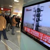 Người dân Hàn Quốc theo dõi vụ phóng tên lửa của Triều Tiên trên truyền hình tại nhà ga ở Seoul. (Nguồn: AFP/TTXVN)
