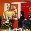 Chủ tịch nước Trương Tấn Sang tặng bức Tượng Bác Hồ cho Công ty Movitel. (Ảnh: Nguyễn Khang/TTXVN)