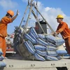 Công nhân bốc xếp ximăng xuất khẩu tại cảng Thị Nại. (Ảnh: Viết Ý/TTXVN)