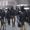 Cảnh sát Bỉ phong tỏa tuyến đường dẫn tới Molenbeek trong chiến dịch truy quét khủng bố ngày 18/3. (Nguồn: AFP/TTXVN)
