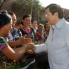 Chủ tịch nước Trương Tấn Sang thăm hỏi cán bộ, nhân dân xã biên giới Quảng Trực, huyện Tuy Đức. (Ảnh: Nguyễn Khang/TTXVN)