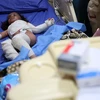 Trẻ em được điều trị tại bệnh viện sau khi IS nã rocket có chứa chất hóa học vào thị trấn Taza, phía Bắc thành phố Kirkuk. (Nguồn: AFP/TTXVN)