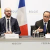 Thủ tướng Bỉ Charles Michel (trái) và Tổng thống Pháp François Hollande (phải) tại cuộc họp báo chung tại Brussels (Bỉ). (Nguồn: AFP/TTXVN)