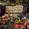 Người dân Bỉ đặt hoa và thắp nến tưởng niệm các nạn nhân thiệt mạng trong loạt vụ tấn công tại Brussels. (Nguồn: AFP/TTXVN)