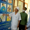 Tuyên truyền cho bệnh nhân lao tại Bệnh viện tỉnh Thái Bình. (Ảnh: Dương Ngọc/TTXVN)