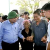 Phó Thủ tướng Nguyễn Xuân Phúc thăm hỏi người dân đang chịu hạn. (Nguồn: baochinhphu.vn)