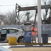 Người dân đổ xăng tại thành phố Oklahoma City, Oklahoma, Mỹ . (Nguồn: AFP/TTXVN)