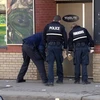 Cảnh sát khám nghiệm hiện trường vụ nổ súng bên ngoài quán bar Tribute Lounge. (Nguồn: cbc.ca)