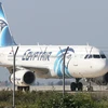 Máy bay của hãng hàng không Egypt Air tại sân bay Larnaca, Cyprus sau khi bị bắt cóc. (Nguồn: AFP/TTXVN)