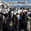 Người di cư tới Messina của Italy sau khi được lực lượng bảo vệ Italy cứu ngoài khơi Sicily. (Nguồn: AFP/TTXVN)