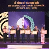 Giáo sư-tiến sỹ Nguyễn Thiện Nhân trao Bằng khen của Thủ tướng Chính phủ cho sáu cá nhân, tập thể đoạt giải Nhất của Hội thi. (Ảnh: Anh Tuấn/TTXVN)