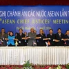 Nghi thức lễ ký Tuyên bố chung của các nước thành viên ASEAN. (Ảnh: Thanh Vũ/TTXVN)